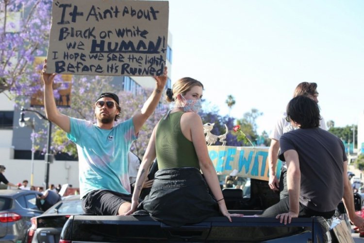 &Uuml;nl&uuml; model Ireland Baldwin protestoda