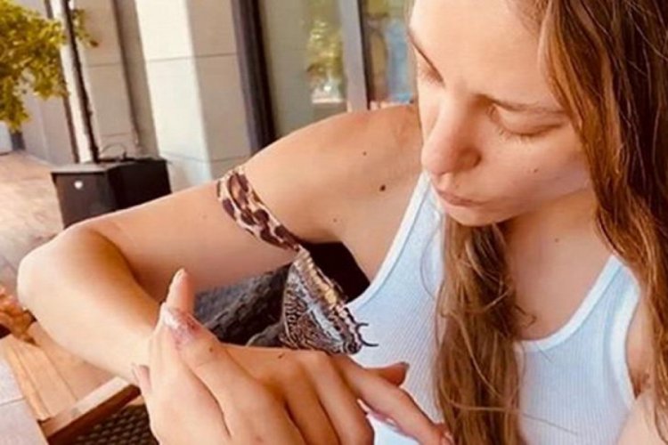 Serenay Sarıkaya'dan kelebekli paylaşım