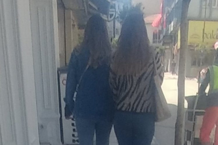 Kadınların gizlice fotoğrafını &ccedil;ekip paylaşan sapık aranıyor!
