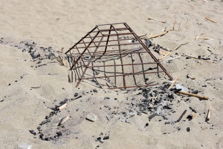 Caretta caretta yuvasının &uuml;zerinde ateş yakıldı
