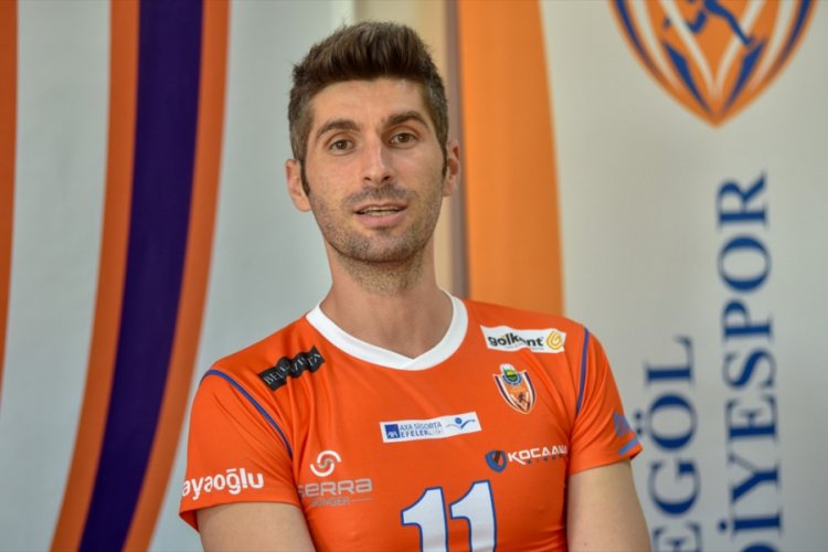 İneg&ouml;l Belediyespor, Caner &Ccedil;i&ccedil;ekoğlu ile s&ouml;zleşme imzaladı