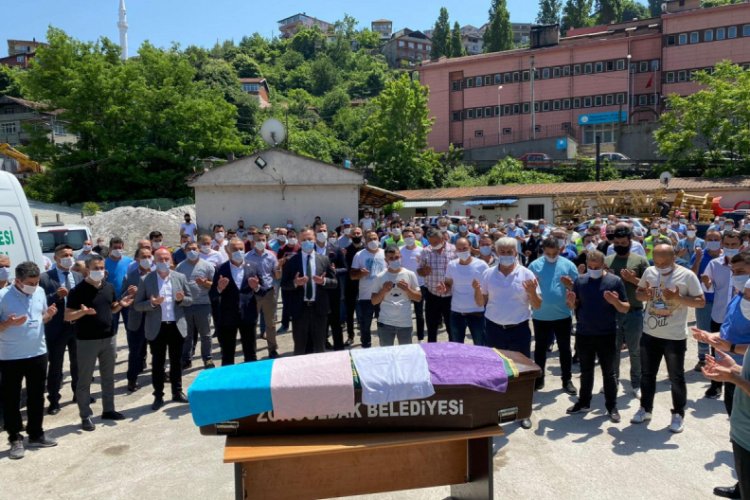 Trakt&ouml;r&uuml;n altında kalarak &ouml;len iş&ccedil;i toprağa verildi