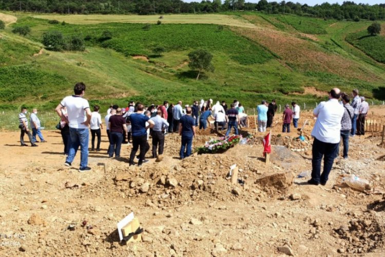 Bursa'da korona vir&uuml;sten &ouml;len m&uuml;hendis toprağa verildi