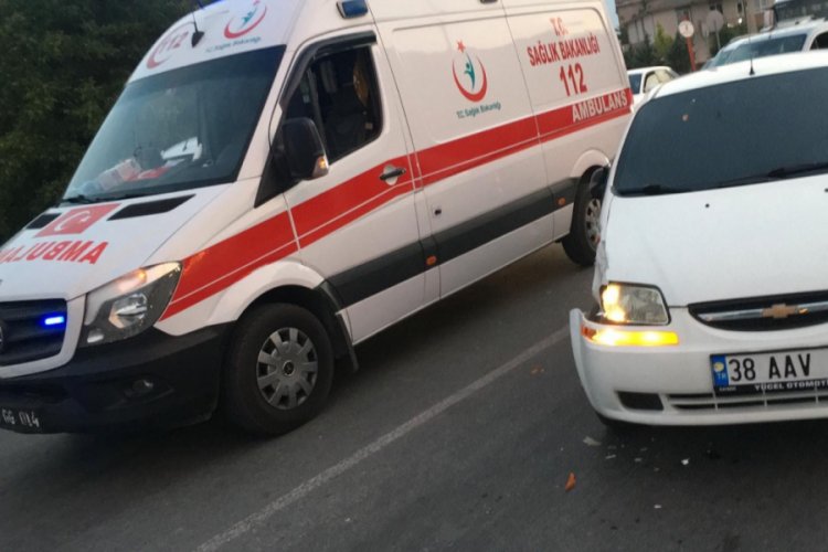 Direksiyon hakimiyeti kaybetti, ambulansa &ccedil;arptı