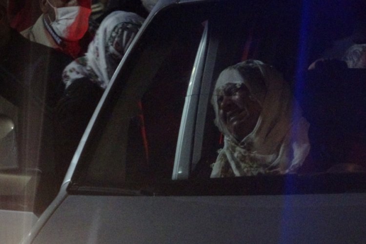 Van'daki ter&ouml;r saldırısı sonrası hastane &ouml;n&uuml;nde acı bekleyiş