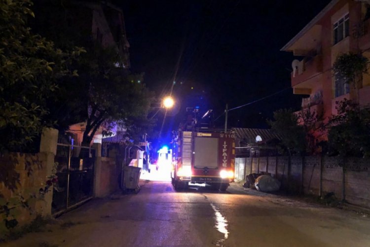 Balkondan d&uuml;şt&uuml;, yere &ccedil;akılmaktan son anda kurtuldu