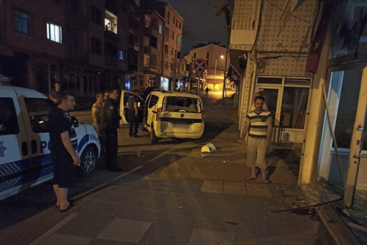 Kontrolden &ccedil;ıkan ara&ccedil; kahvehaneye girdi