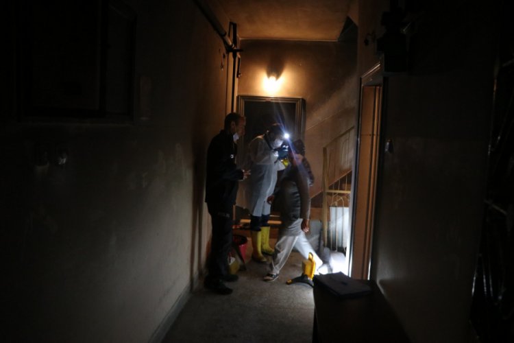 Elektrikli battaniye tutuştu, &ccedil;ıkan dumandan 11 kişi zehirlendi