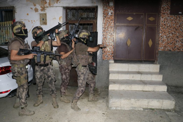 Şafak vakti uyuşturucu satıcılarına baskın