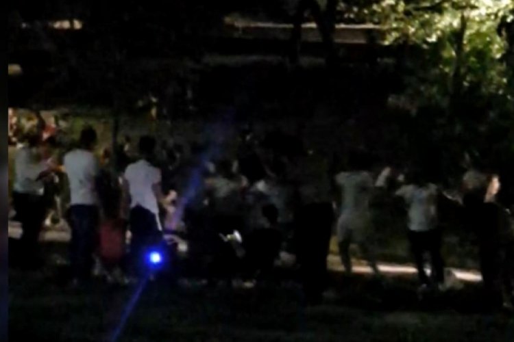 M&uuml;zik eşliğinde halay &ccedil;eken gen&ccedil;ler koronavir&uuml;s&uuml; unuttu!