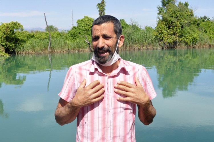 Her g&uuml;n oğlunun boğulduğu yere gelip, g&ouml;zyaşı d&ouml;k&uuml;yor