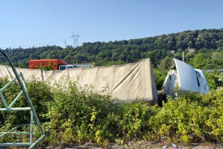 Un y&uuml;kl&uuml; tır şarampole devrildi: 1 yaralı