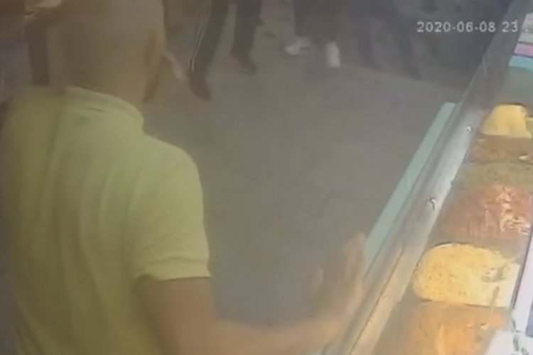 Kumpirciler &Ccedil;arşısı'ndaki &ccedil;&ouml;kme anı kameraya yansıdı