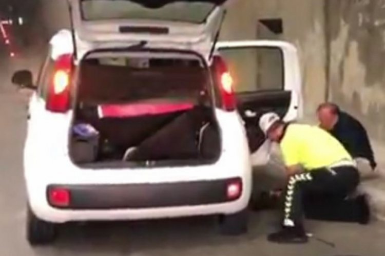 Engelli vatandaşın patlayan lastiğini polis değiştirdi