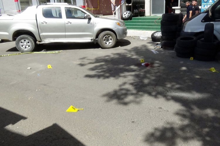 Yolda y&uuml;r&uuml;rken silahlı saldırıya uğradı