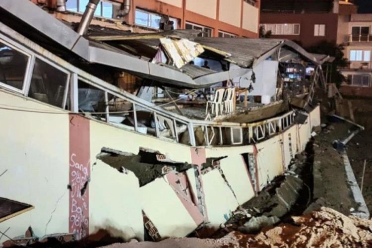 İstinat duvarı &ccedil;&ouml;kt&uuml;, enkaz altında olduğu sanılan kişi arandı