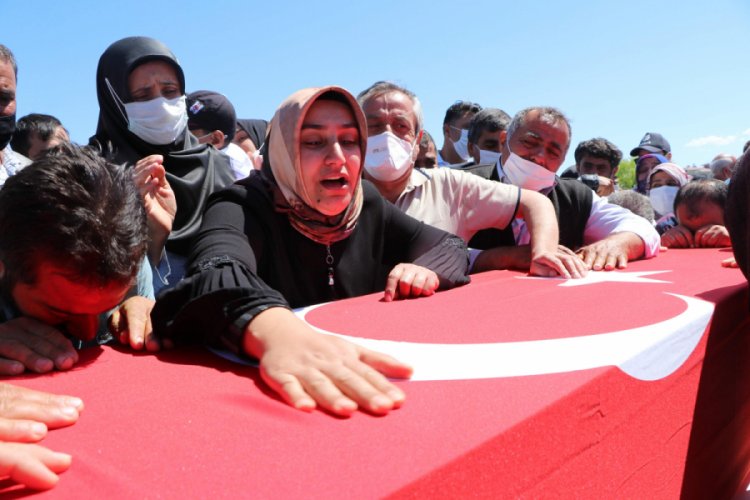 PKK'nın şehit ettiği iş&ccedil;iler toprağa verildi