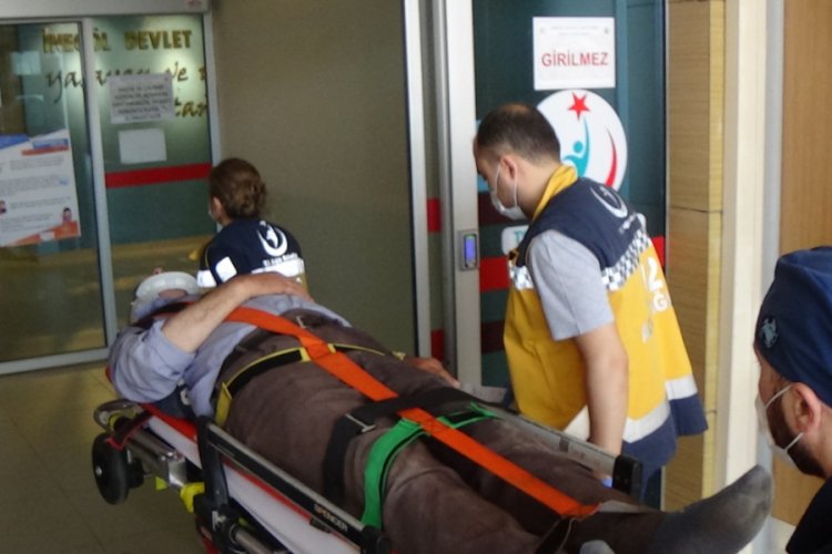 Bursa'da birinci kattan d&uuml;şen yaşlı adam yaralandı