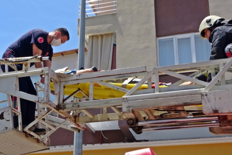 Cam silerken &ccedil;atıdan d&uuml;şen hamile kadın &ouml;l&uuml;mden d&ouml;nd&uuml;