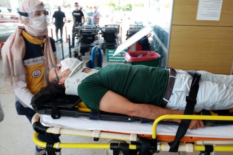Bursa'da kamyonetle motosiklet &ccedil;arpıştı: 1 yaralı