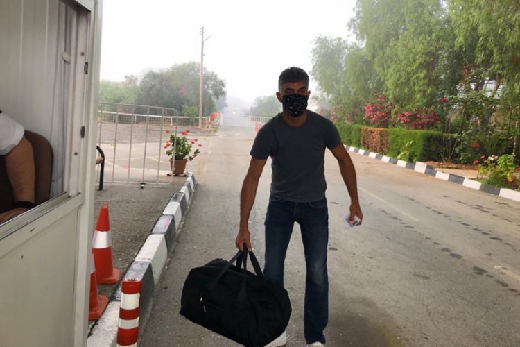 Kıbrıslı T&uuml;rkler geri d&ouml;nmemek şartıyla Rum Kesimi'ne ge&ccedil;ti