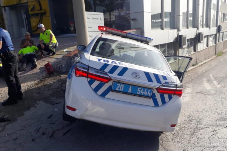 Ekip otosu ile otomobil &ccedil;arpıştı: 2'si polis, 5 yaralı
