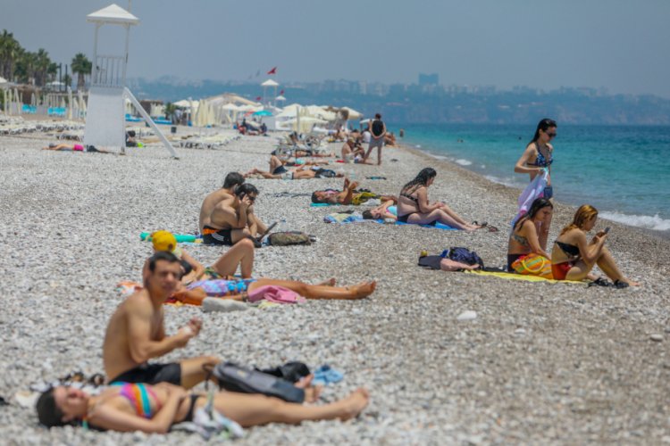 Antalya'da sıcaktan bunalanlar denizde ve kanallarda y&uuml;zd&uuml;