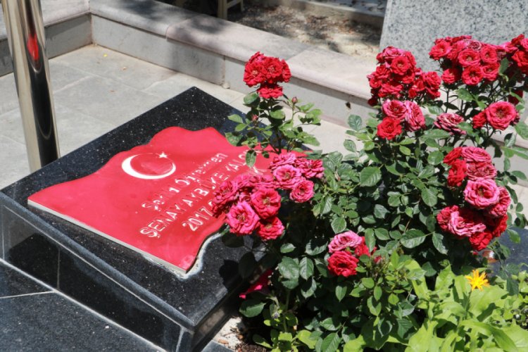 Şehit Ayb&uuml;ke &ouml;ğretmen, mezarı başında anıldı