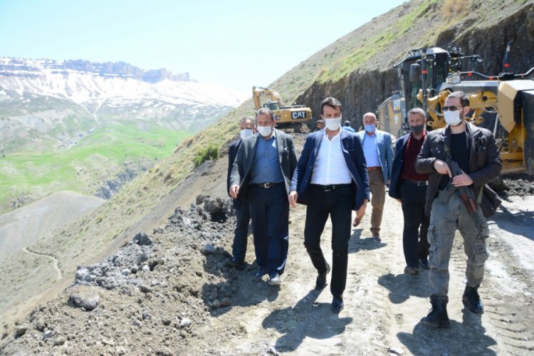 &Ccedil;atak Belediye Başkanı: Yapılan yol, PKK'nın ge&ccedil;iş noktasında