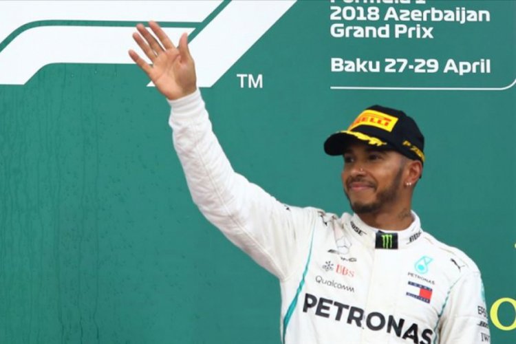 İngiltere'de k&ouml;le taciri Edward Colston'ın heykelinin yıkılmasına Lewis Hamilton'dan destek