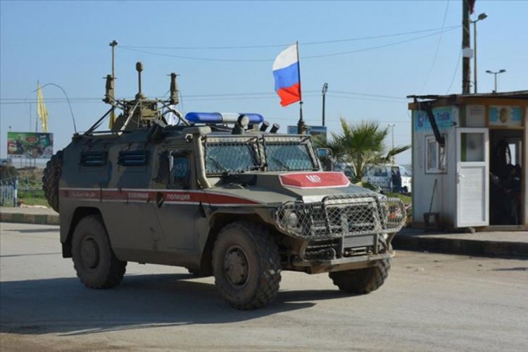 Rus askeri aracının altında bomba patladı