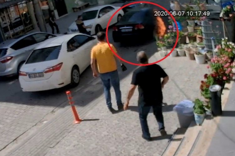 Simit almaya gitti, ailesinin i&ccedil;inde bulunduğu otomobil yandı