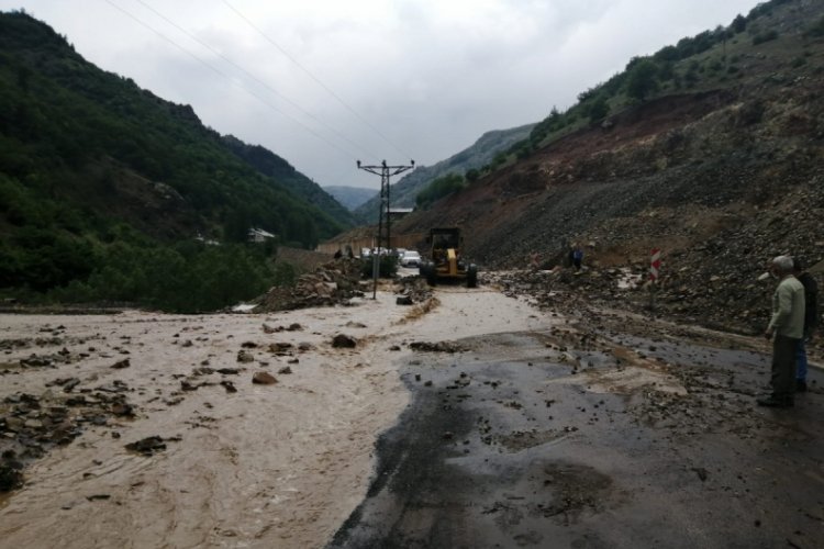 Sağanak yağış karayolunu ulaşıma kapattı
