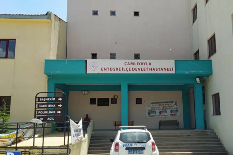 Mersin'de doktora 'Sizi boşuna d&ouml;vm&uuml;yorlar' diyen &ccedil;ift g&ouml;zaltına alındı