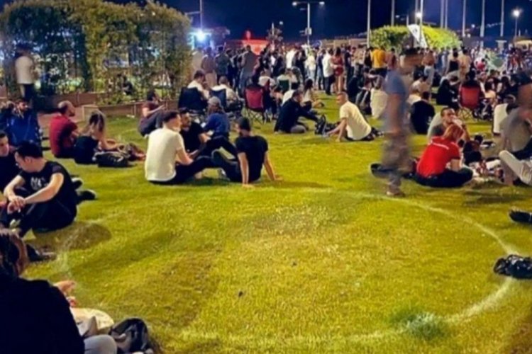 İzmir Kordon'da sosyal mesafe kurallarına uymayanlara ceza kesildi