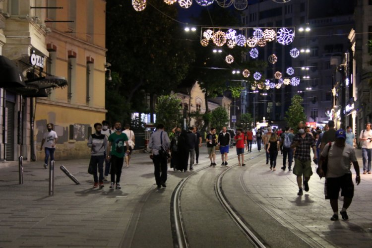 Ma&ccedil;ka Parkı'nda sosyal mesafe var ama maske kuralına uyan yok