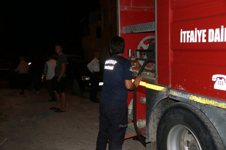 Hatay'da elektrik tellerinden &ccedil;ıkan kıvılcım buğday tarlasını yaktı
