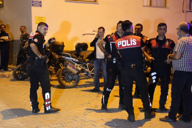 Eşini ve kaynanasını bı&ccedil;akladı, kaynanası da onu bı&ccedil;akladı