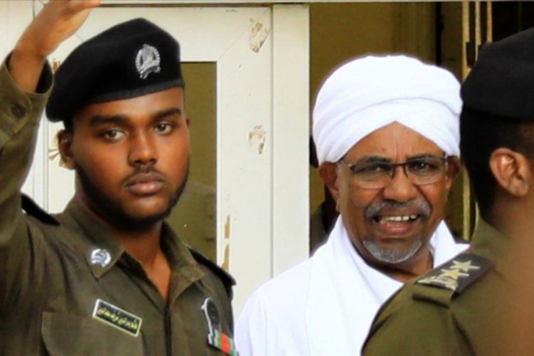 Sudan'da devrik Cumhurbaşkanı Beşir'e yakın y&uuml;zlerce kamu &ccedil;alışanının g&ouml;revine son verildi