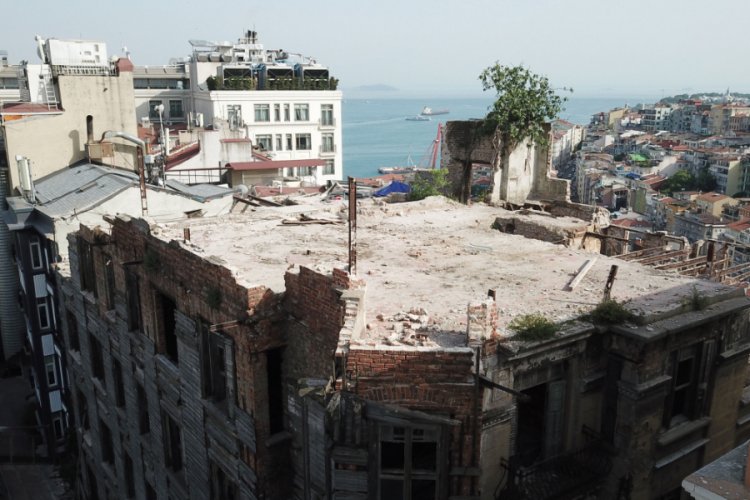 Tarihi binanın duvarı &ccedil;&ouml;kt&uuml;: 3 yaralı