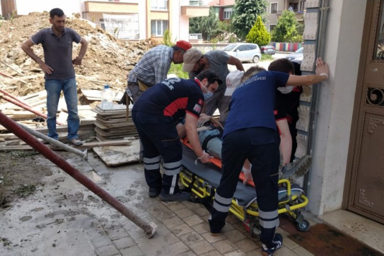 Bursa'da &uuml;zerine kalıp keresteleri devrilen iş&ccedil;i yaralandı