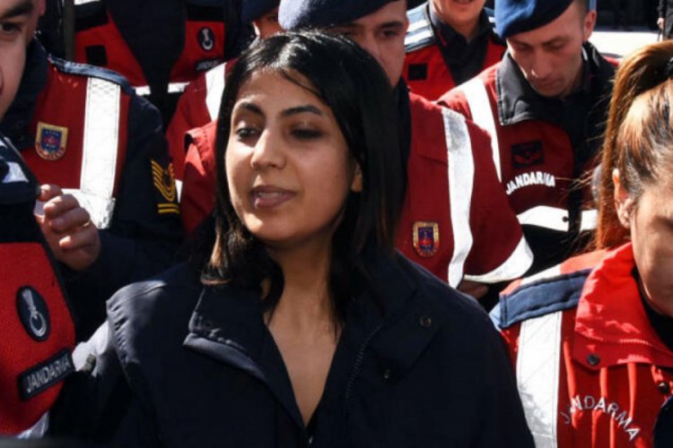 Nişanlısını boğazını keserek &ouml;ld&uuml;ren zanlının ifadesini değiştirdi
