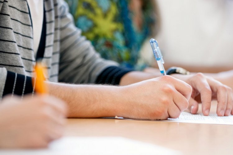 Y&Ouml;K'ten tez aşamasındaki lisans&uuml;st&uuml; &ouml;ğrencilere ek s&uuml;re hakkı