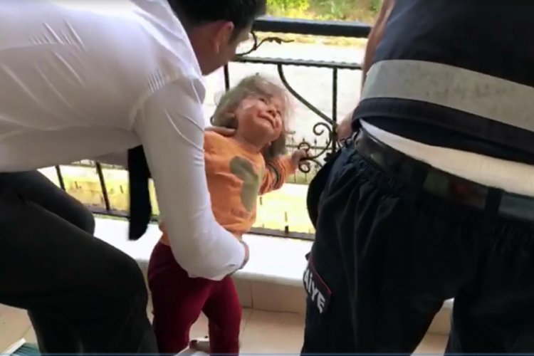 Minik Zeynep'in başı balkon korkuluğuna sıkıştı