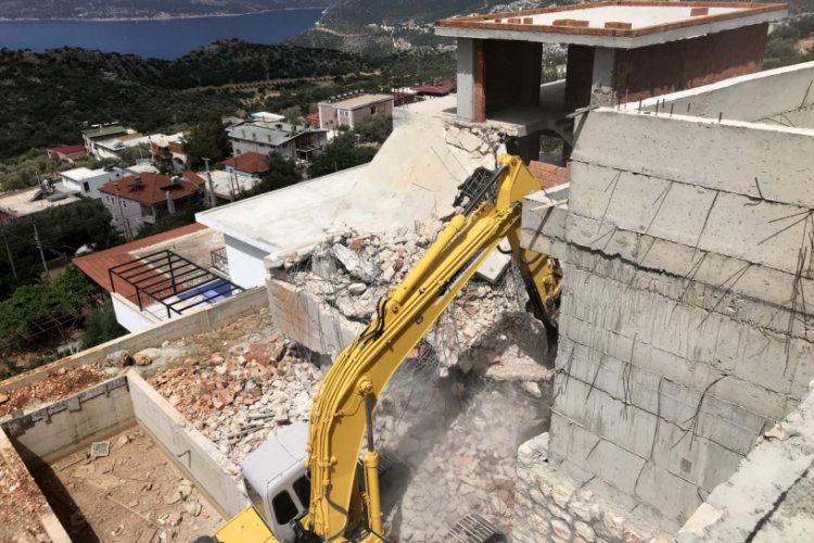 Kaş'taki ka&ccedil;ak yapılar yıkılıyor