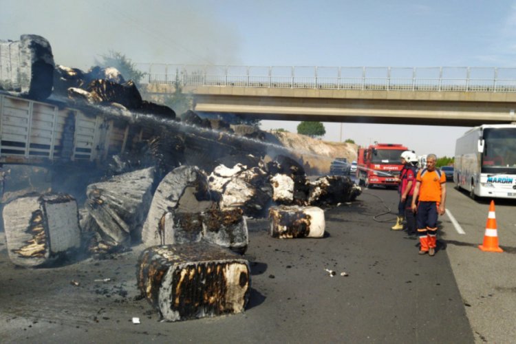 Şanlıurfa'da saman y&uuml;kl&uuml; TIR yandı