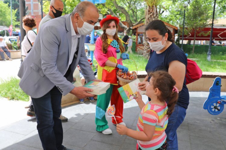 Bursa Mudanya Belediye Başkanı Türkyılmaz'dan çocuklara renkli sürpriz