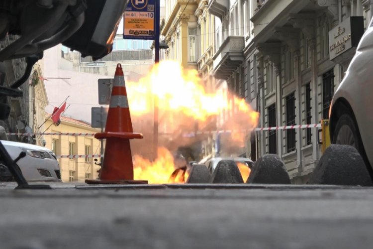Beyoğlu'nda ş&uuml;pheli &ccedil;anta f&uuml;nye ile patlatıldı