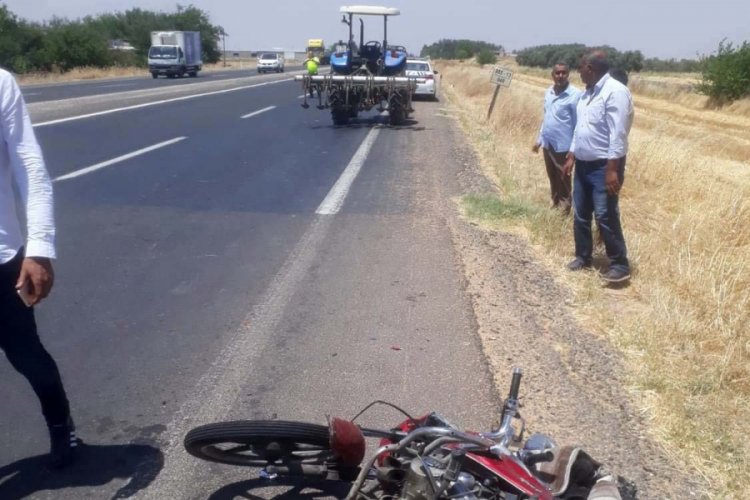 Motosiklet ile trakt&ouml;r &ccedil;arpıştı: 1 yaralı