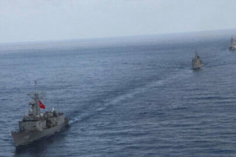 Yunan fırkateyni T&uuml;rk gemisinin &ouml;n&uuml;n&uuml; kesmeye &ccedil;alıştı
